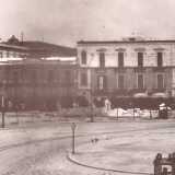 La storia dell�hotel ha per� inizio molto prima, quando nella seconda met� dell�800 venne inaugurato in via Sparano un albergo chiamato Leon d�Oro. Dopo pochi anni l�attivit� si spost� in una bassa palazzina che sorgeva un tempo su questo stesso angolo